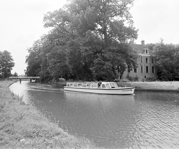 885047 Afbeelding van de rondvaartboot 'Jan van den Doem' van rederij Schuttevaer uit Utrecht, op de Kromme Rijn ter ...